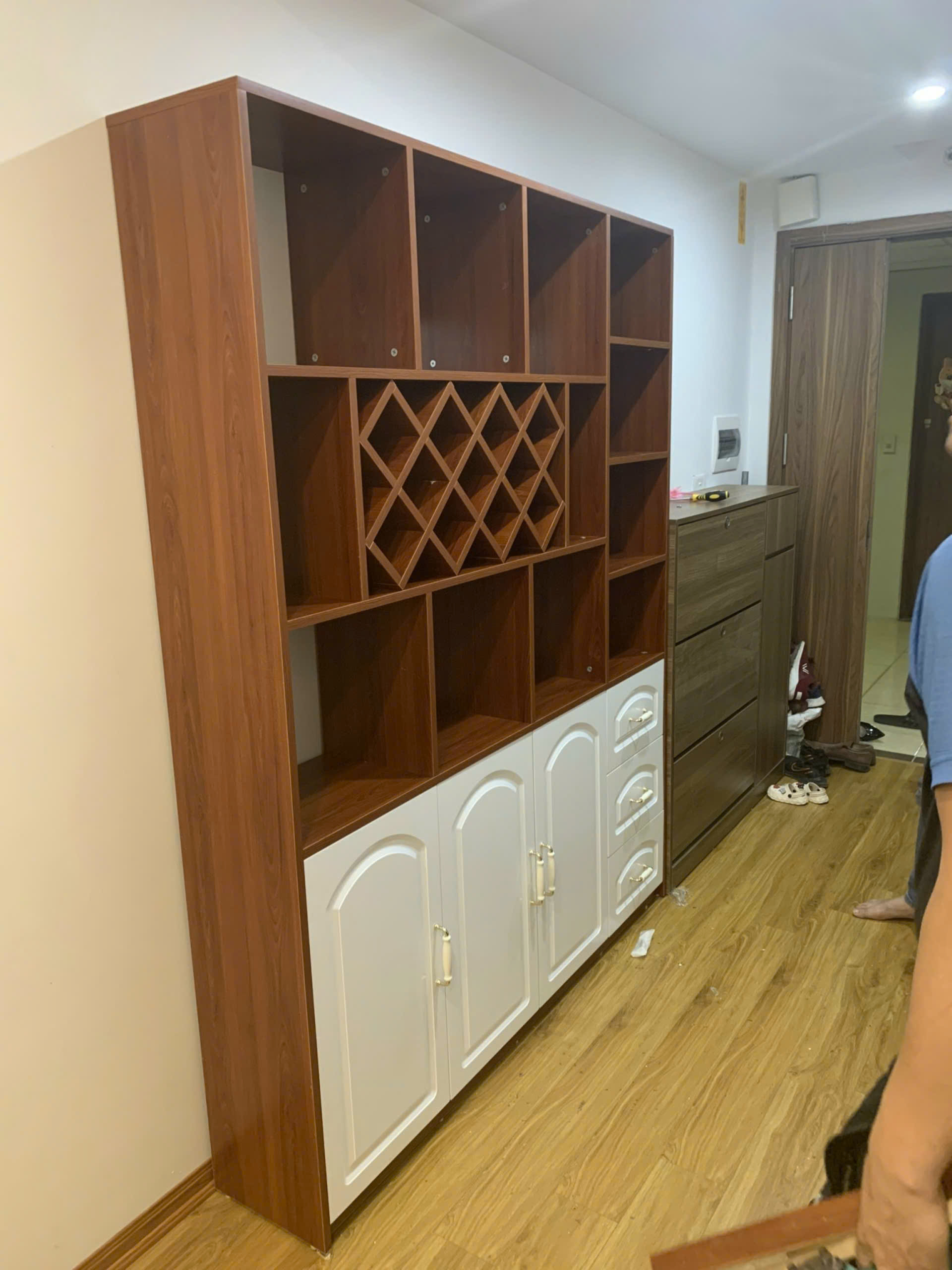 Kệ tủ rượu trang trí phòng khách bằng gỗ TR05