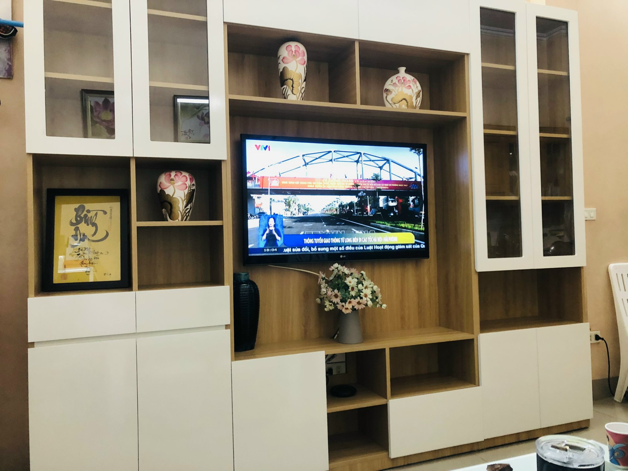 Tủ kệ tivi gỗ cánh kính để đồ trang trí phòng khách KST79